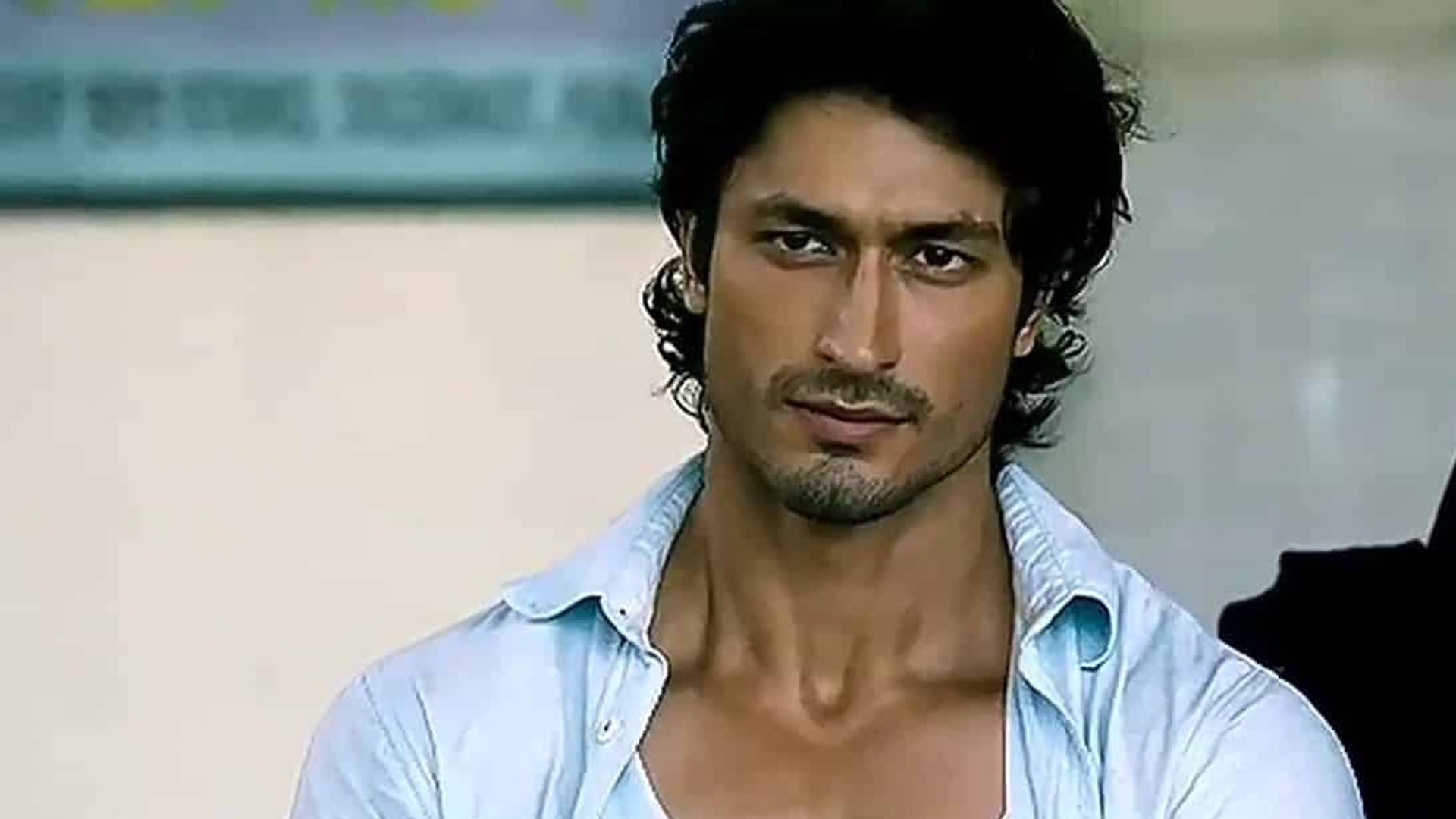 vidyut jammwal visits golden temple cleans utensils for seva befor release of IB 71 read here