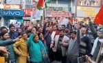 हमीरपुर के गांधी चौक पर सुखविंद्र सिंह सुक्खू के मुख्यमंत्री बनने की घोषणा पर जश्र मनाते कांग्र?