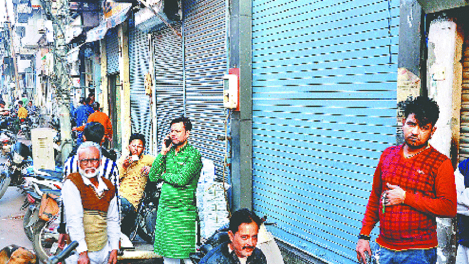 GST team reached heeng ki mandi market shops closed in protest