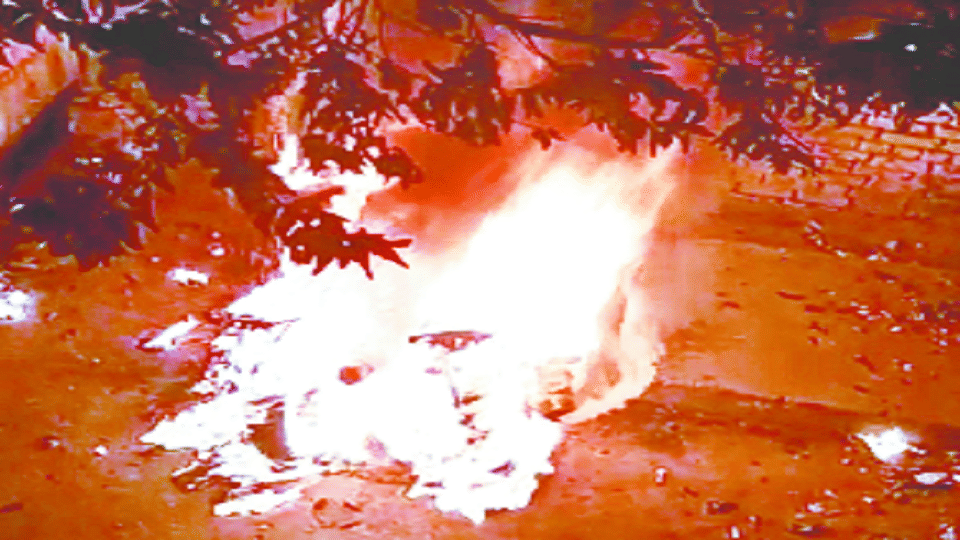 Fire in two motorcycles parked outside the house
