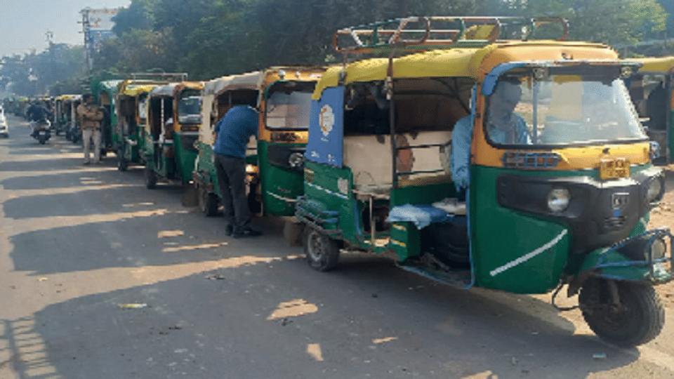 auto driver  intention not change seeing 50 thousand rupees reached hospital with unconscious sub inspector
