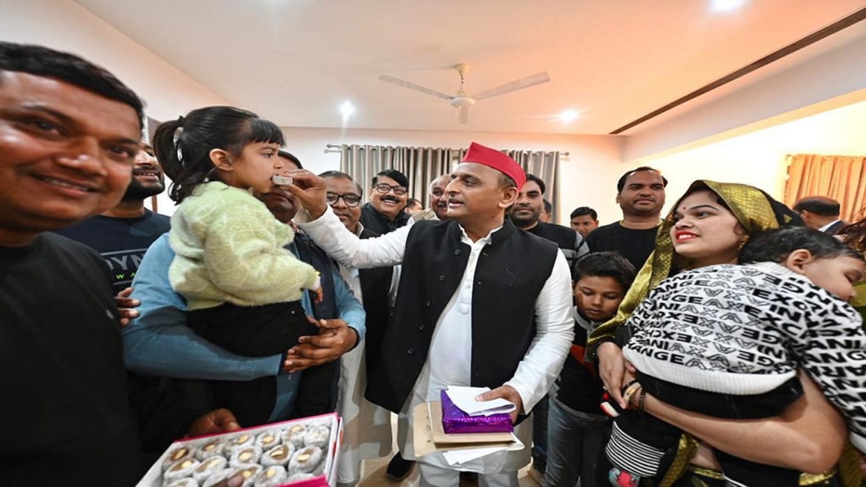 SP chief Akhilesh reached home to meet Aaradhya