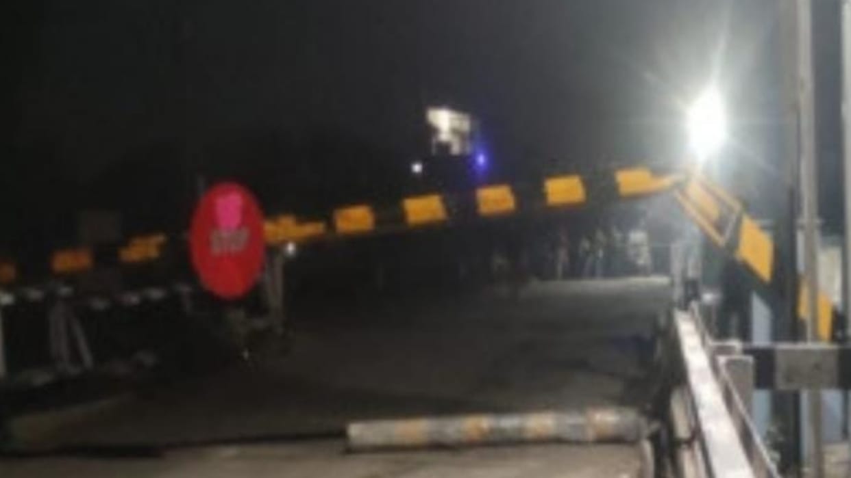 A tractor trolly hits railway gate in Bahraich.