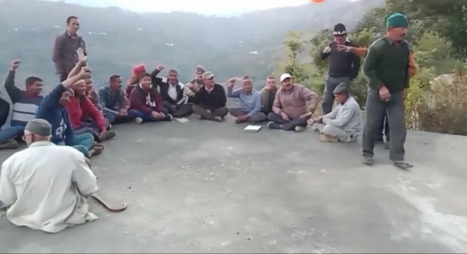 Allegations of arbitrariness in road construction, villagers demonstrated