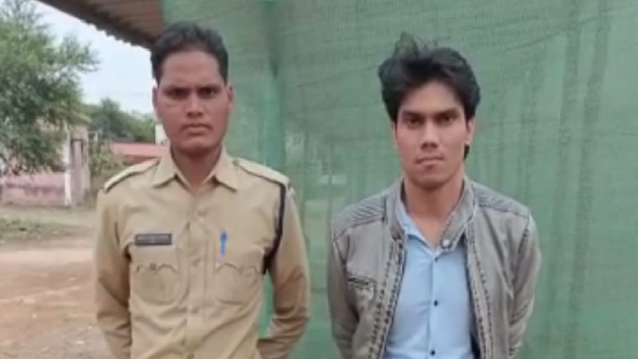 car rider arrested with cash and fake govt seals in chhattisgarh
