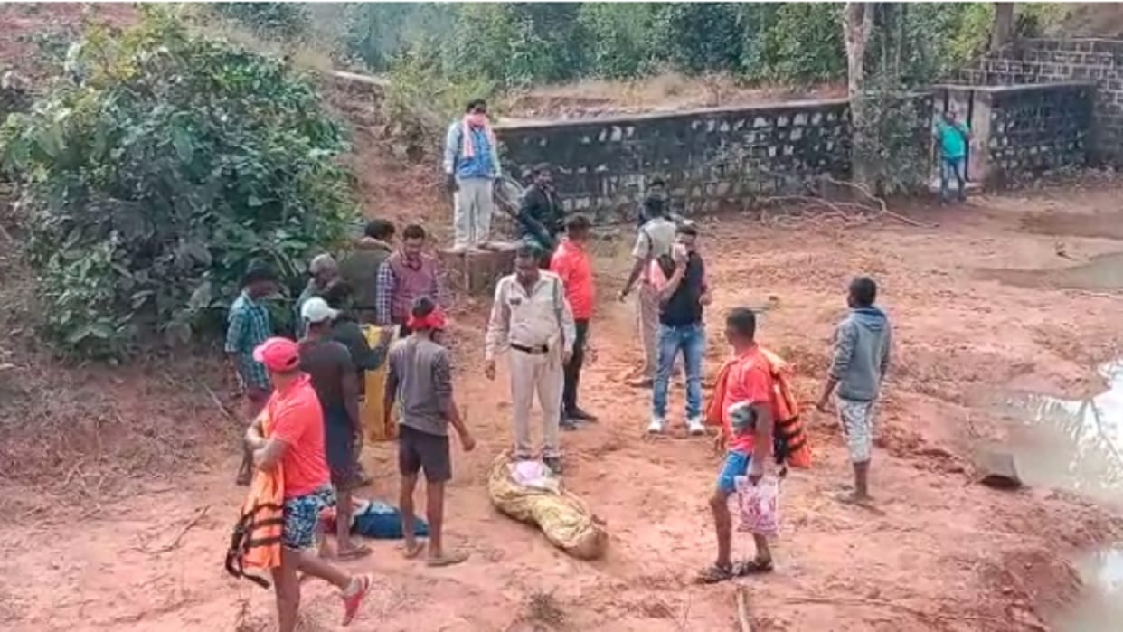friends threw dead body of chhattisgarh young man in dam after death