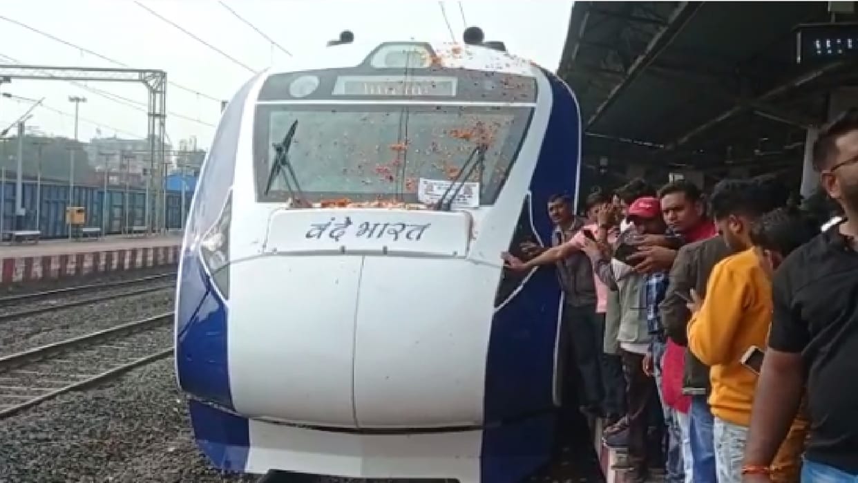 chhattisgarh people welcome to vande bharat train in rajnandgaon