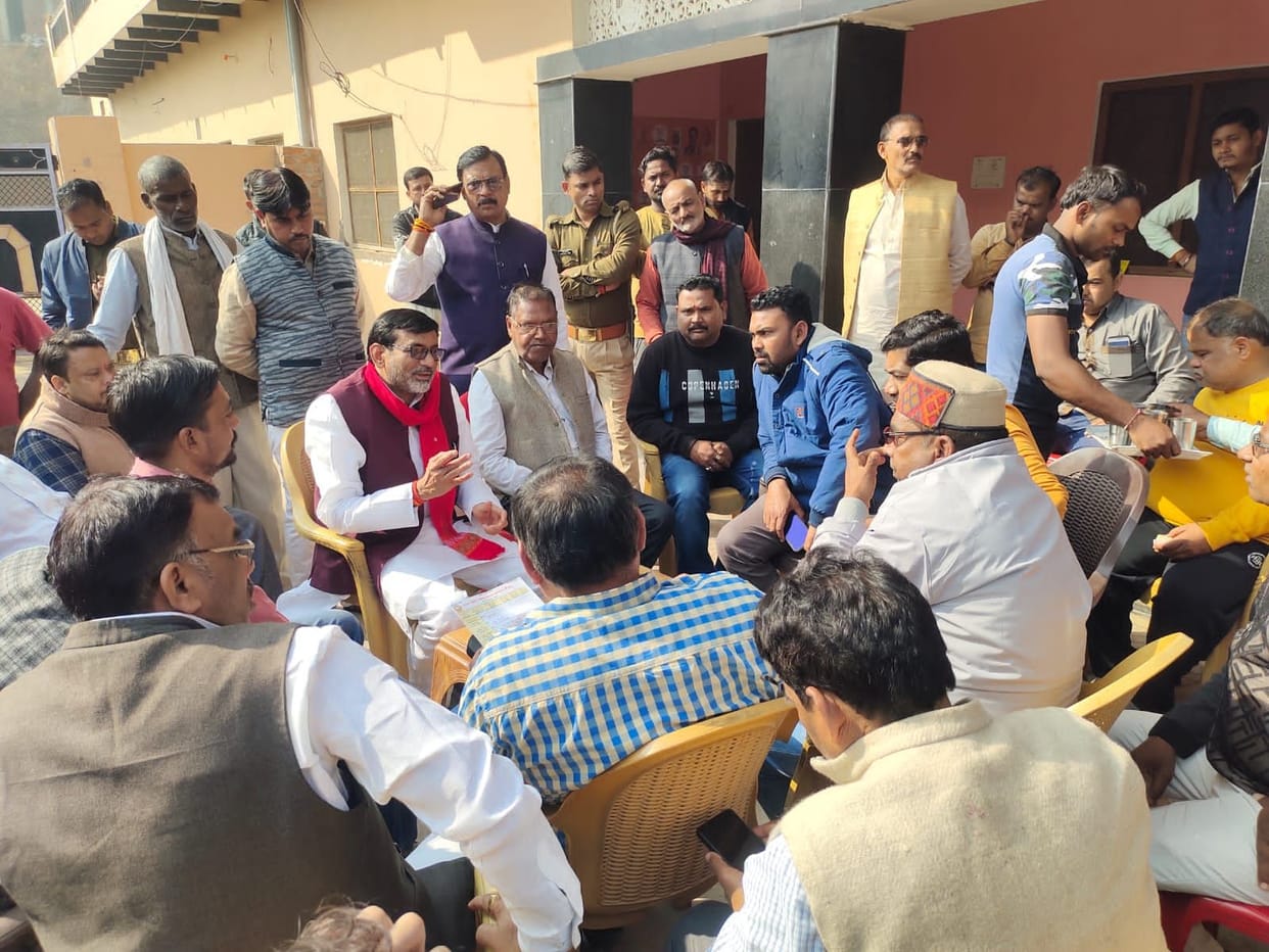 Chitrakoot: Angered by the SGST raid, traders gherao MP