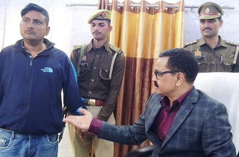 The police arrested and sent a reward of ten thousand wanted in the murder