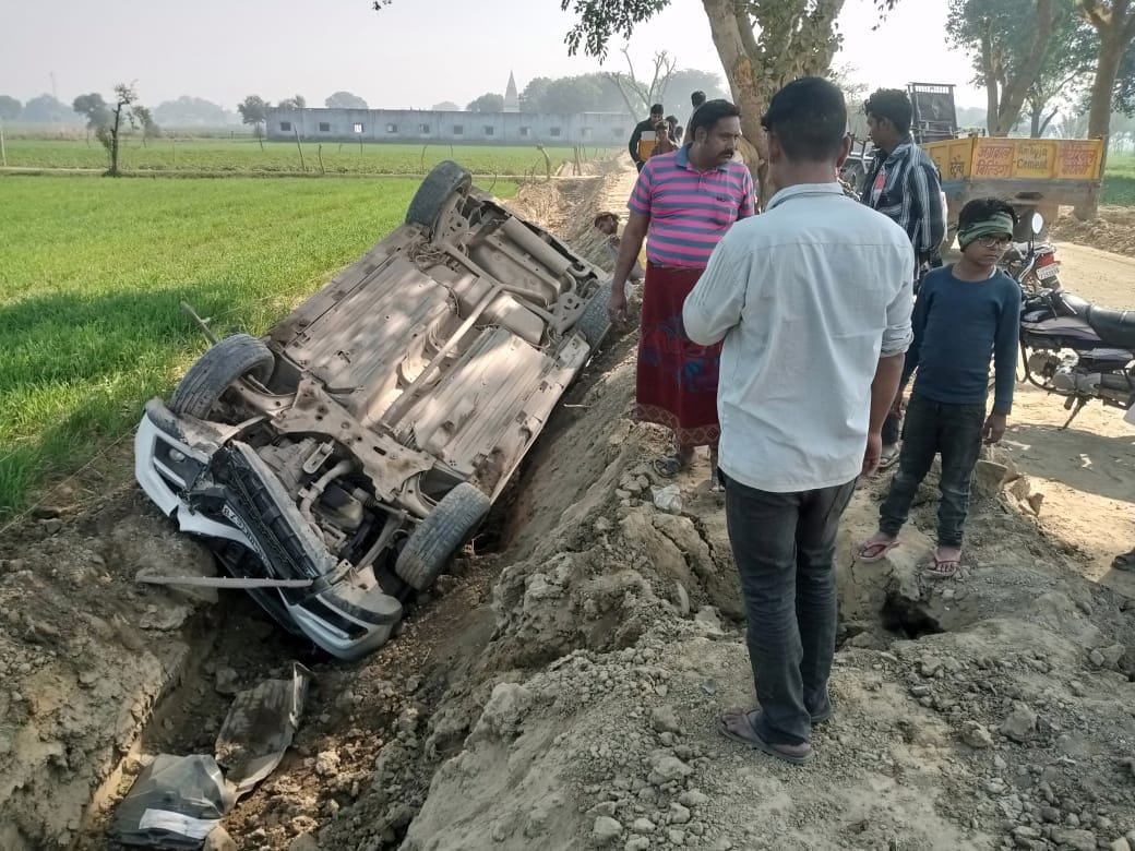 Hathras: Car overturned uncontrollably, rider narrowly escaped