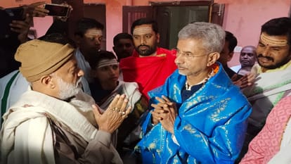 Foreign Minister met Subrahmanyam Bharti's nephew early in the morning in Varanasi, these pictures went viral