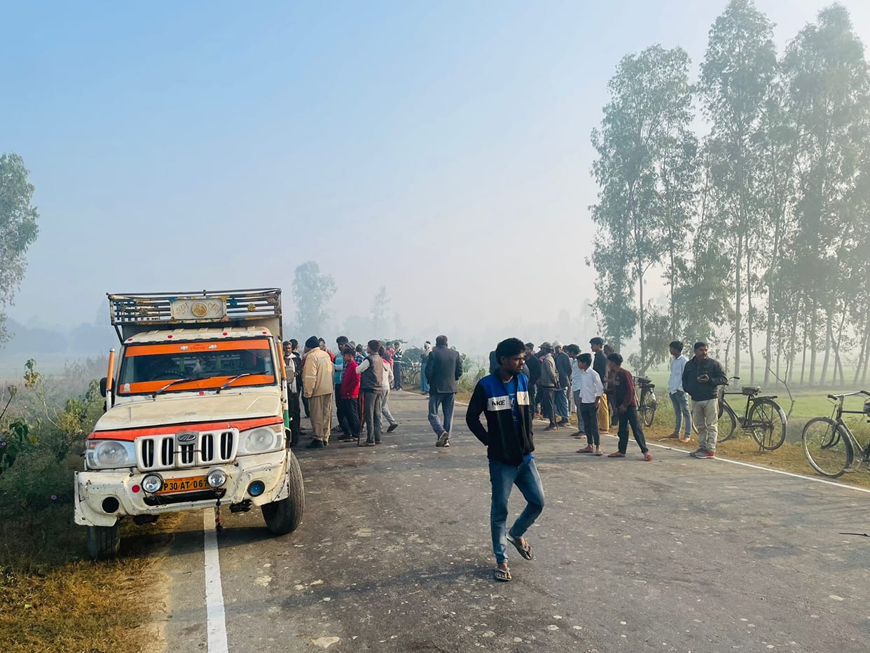 Unknown vehicle collided with bike in Hardoi, three youths died