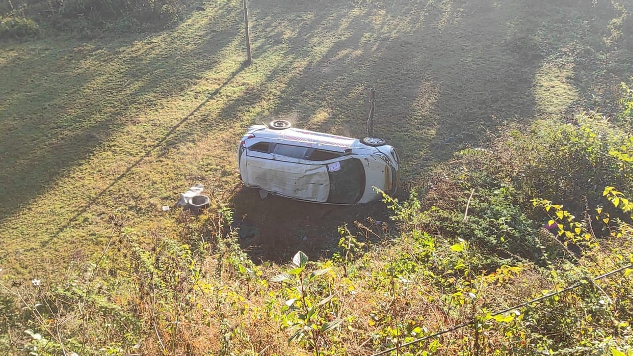 Uttarakhand Accident News: Car fell into ditch on Chaukhutia Dwarahat Highway