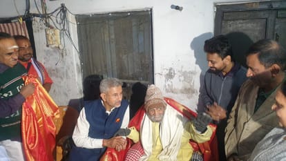 Foreign Minister met Subrahmanyam Bharti's nephew early in the morning in Varanasi, these pictures went viral