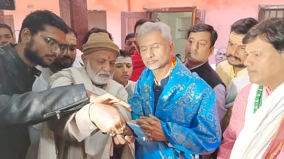 Foreign Minister met Subrahmanyam Bharti's nephew early in the morning in Varanasi, these pictures went viral