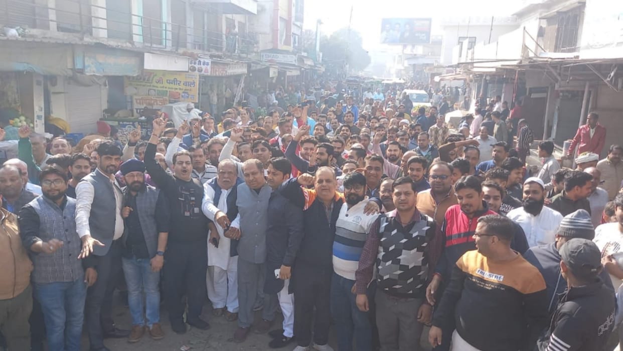 BAGHPAT: Merchant organizations in protest against GST team raid, inspector and constable line present