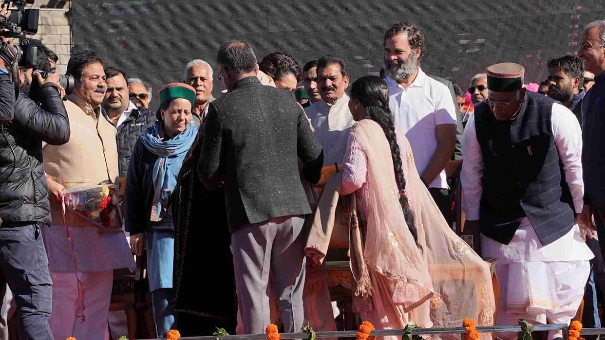 rahul gandhi and priyanka gandhi hug cm sukhvinder singh sukhu mother sansaar deyi