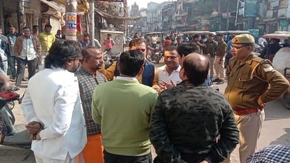 Prayagraj News : खुल्दाबाद में जीएसटी की छापेमारी का विरोध करते व्यापारी।