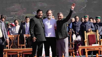 नवनियुक्त मुख्यमंत्री सुखविंद्र सुक्खू और उपमुख्यमंत्री मुकेश अग्निहोत्री के साथ मंच पर राहुल गांधी।