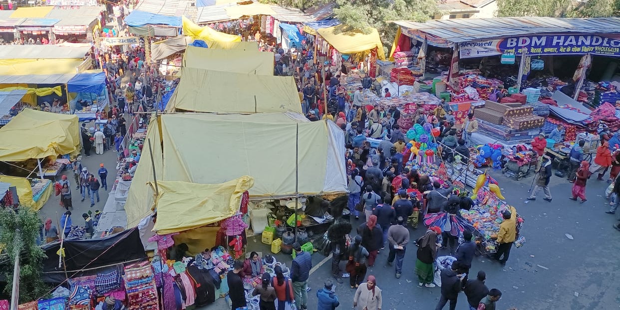 thousands of people came in lavi matket