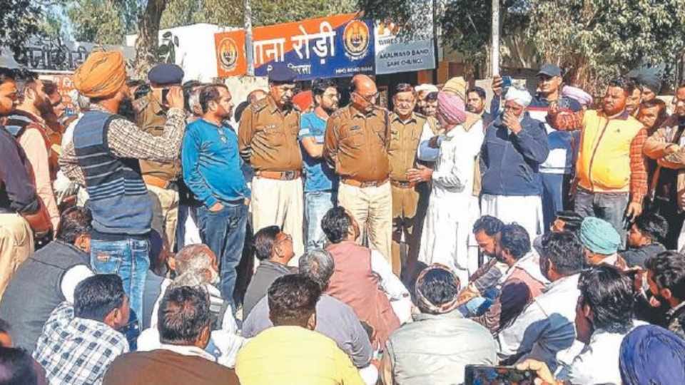 Case filed against villagers who jammed road in protest against theft in Rodi of Sirsa