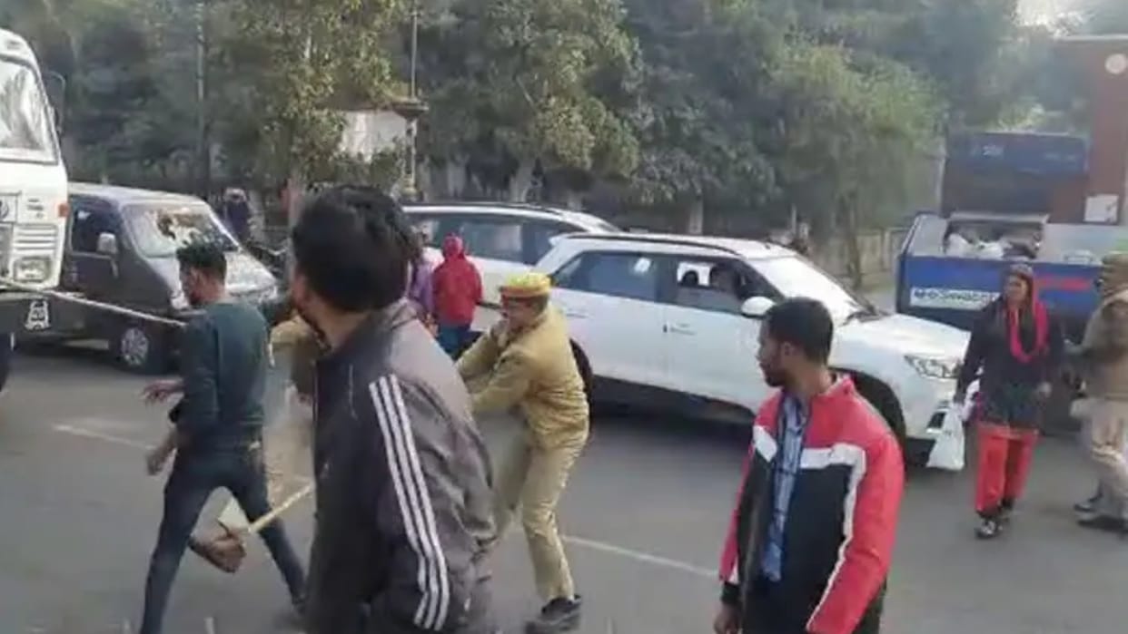 Police lathicharge on candidates of RSMSSB Forest Guard Recruitment 2022
