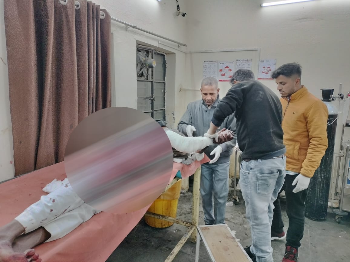 Ruckus stone pelting and firing in Ghosipura Roorkee two youths were shot, many injured Uttarakhand news
