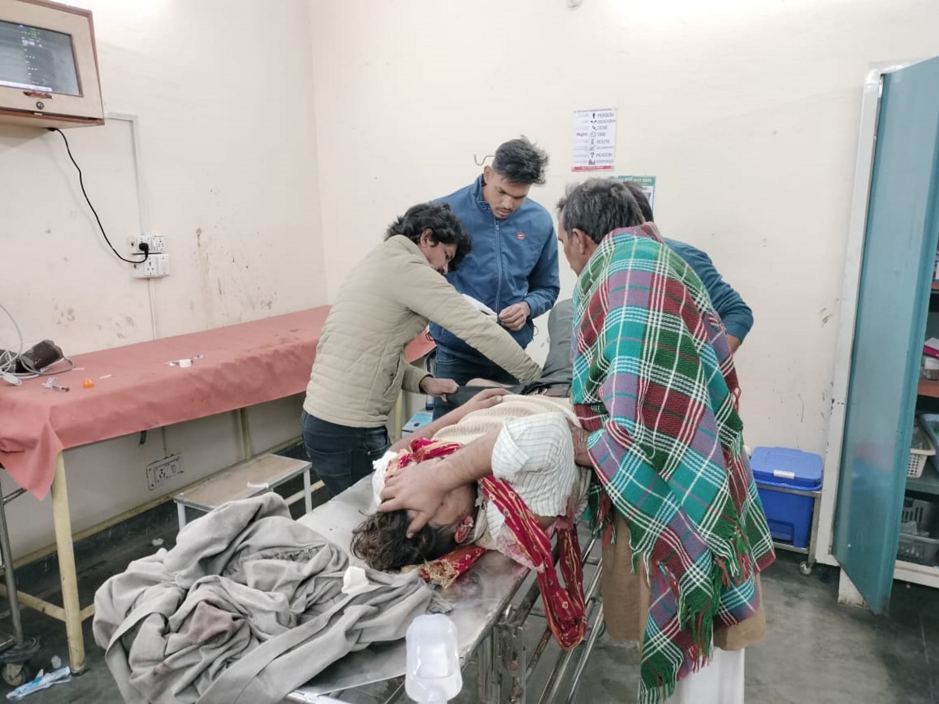 Ruckus stone pelting and firing in Ghosipura Roorkee two youths were shot, many injured Uttarakhand news