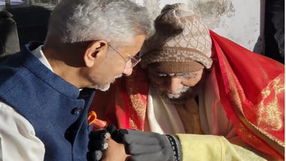 Foreign Minister met Subrahmanyam Bharti's nephew early in the morning in Varanasi, these pictures went viral