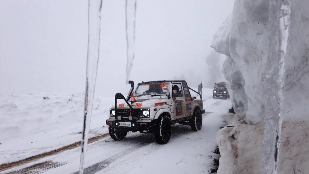 Preparations are being made to travel by car in snowy plains tips for safe driving on snow
