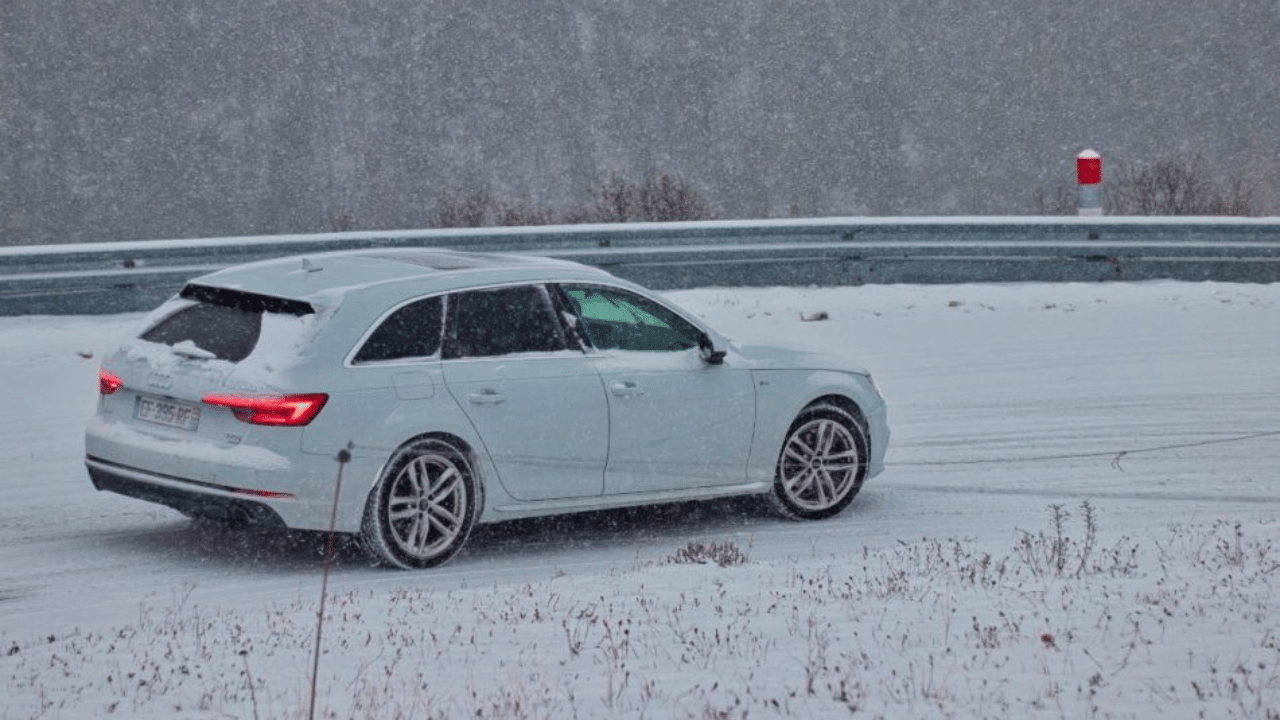 Preparations are being made to travel by car in snowy plains tips for safe driving on snow