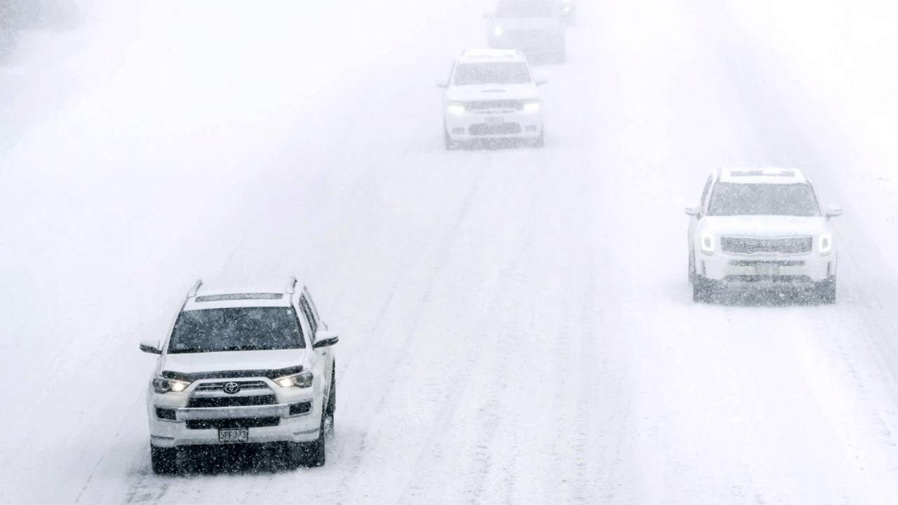 Preparations are being made to travel by car in snowy plains tips for safe driving on snow
