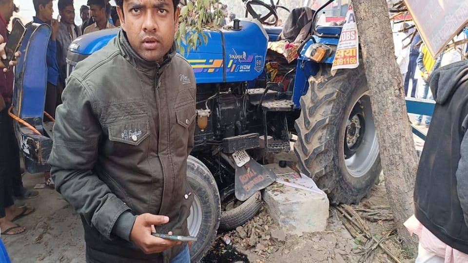 Tractor trolley hit the brothers who filling air in the bike