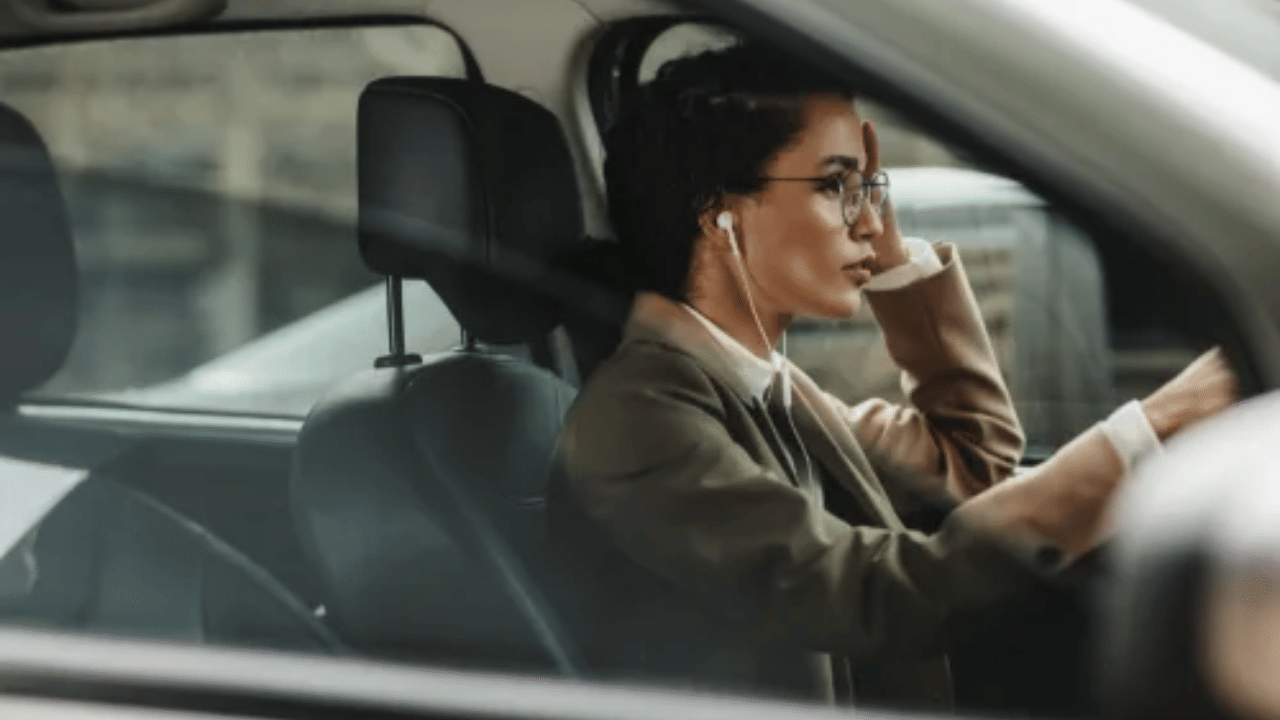 Never do these three work while driving,otherwise life will be in trouble Mobile checking headphone loud music