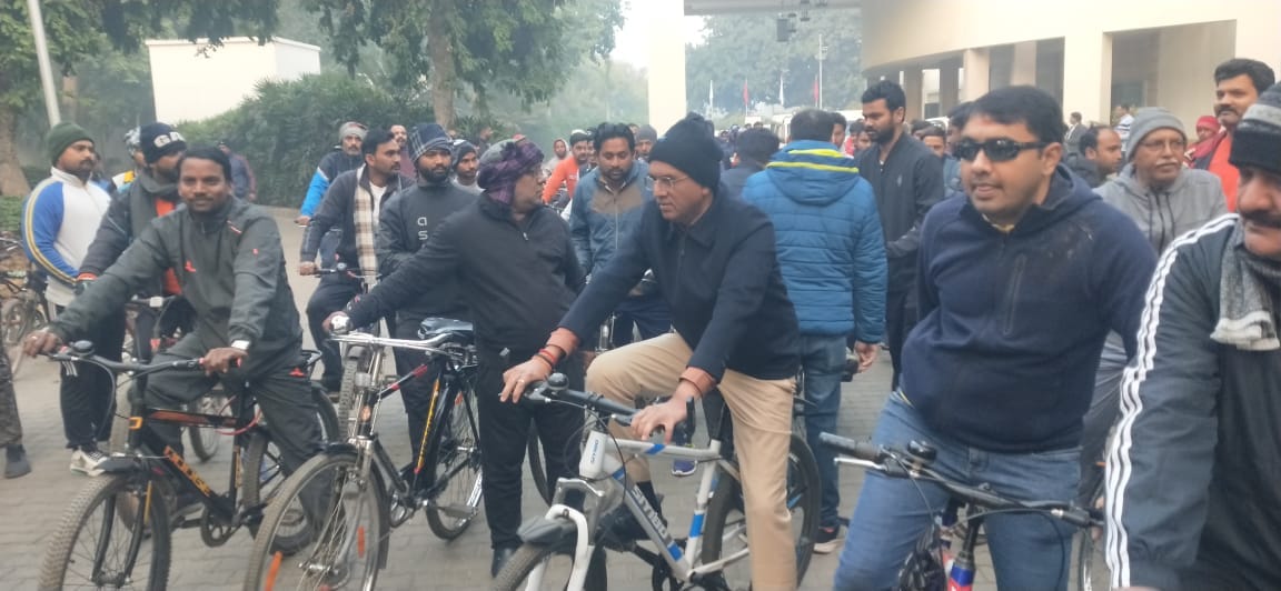 Different style of Union Health Minister seen in Varanasi: left for Maldahiya with a cycle rally