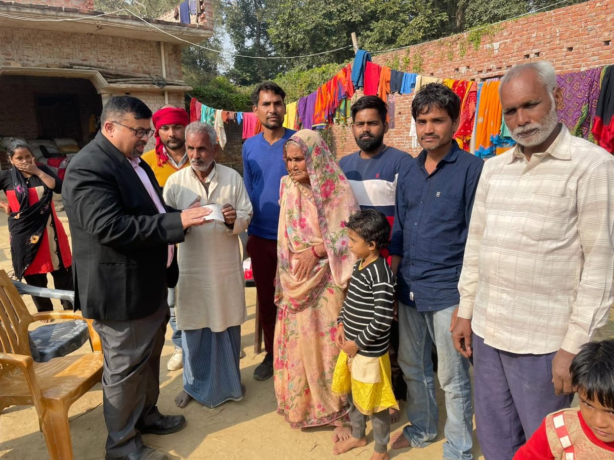 BHU neurologist dr vn mishra gave financial help to Harikesh dubey  family,