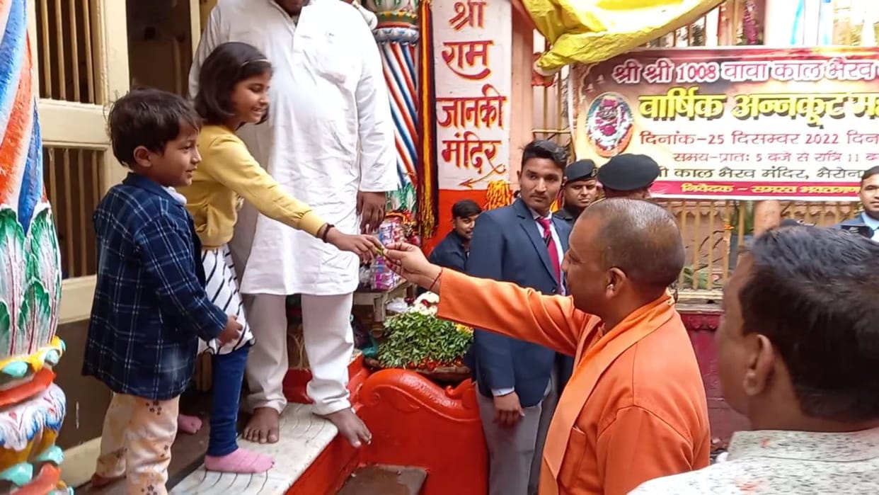 CM Yogi love for children again in varanasi  asked to innocent in which class do you Read