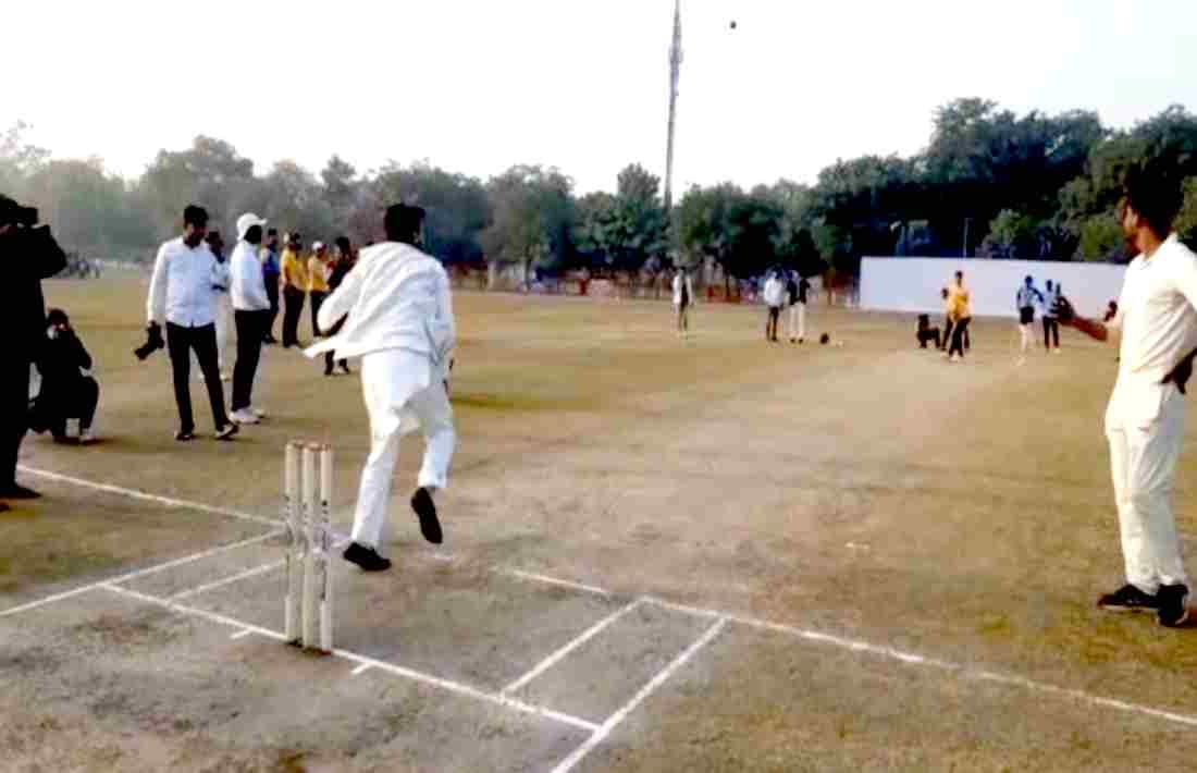 Kashi Tamil Sangamam Union sports Minister Anurag Thakur played cricket in bhu ground