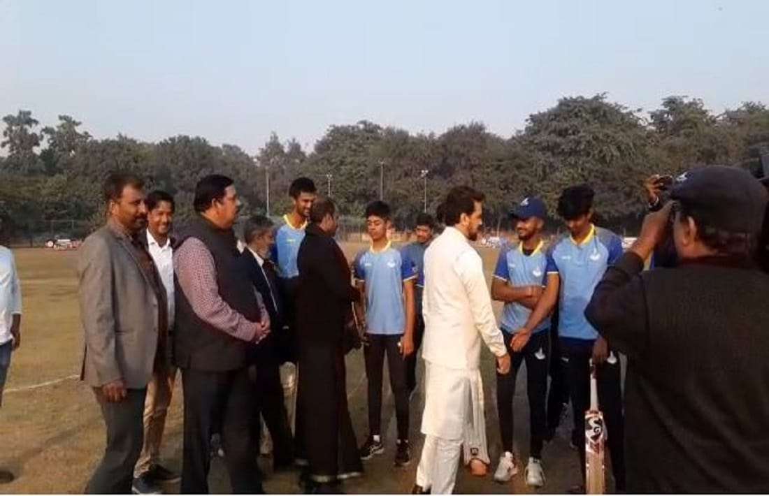 Kashi Tamil Sangamam Union sports Minister Anurag Thakur played cricket in bhu ground