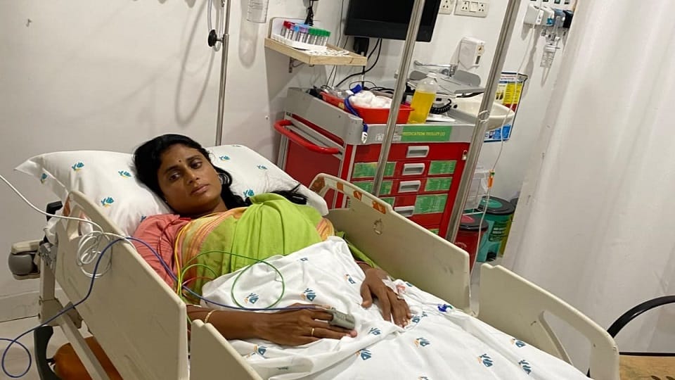 YSRTP Chief YS Sharmila, who was on hunger strike against TRS govt shifted to a local hospital in Hyderabad