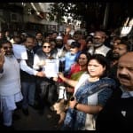 Prayagraj News : जीएसटी छापेमारी के विरोध में प्रदर्शन करते व्यापारी।