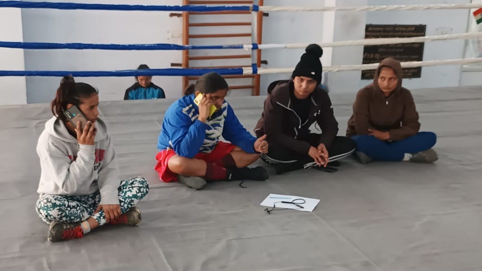 Jhansi: Alleging favoritism on the organizers, the boxers sat on a dharna in the ring.