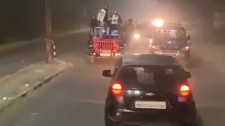 Bhopal News: भोपाल कमिश्नर की अनोखी सजा, बदमाश जुबैर के एक साल तक दो और चार पहिया वाहन चलाने पर पाबंदी लगाई Bhopal News: भोपाल कमिश्नर की अनोखी सजा, बदमाश जुबैर के एक साल तक दो और चार पहिया वाहन चलाने पर पाबंदी लगाई