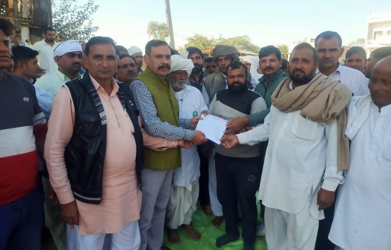 Troubled by the low price of sugarcane, the farmers protested for two hours, submitted memorandum to the Managing Director and the Sugarcane Manager