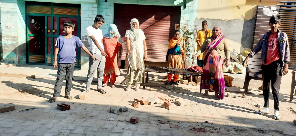 The shopkeeper's son did not open the shop to give a bundle of beedis, then 40 miscreants pelted bricks and stones on six houses