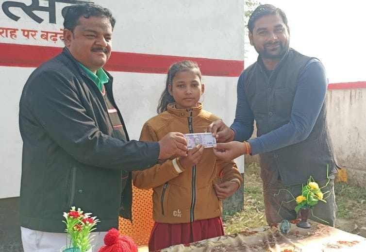 shiwani won competition, get prize