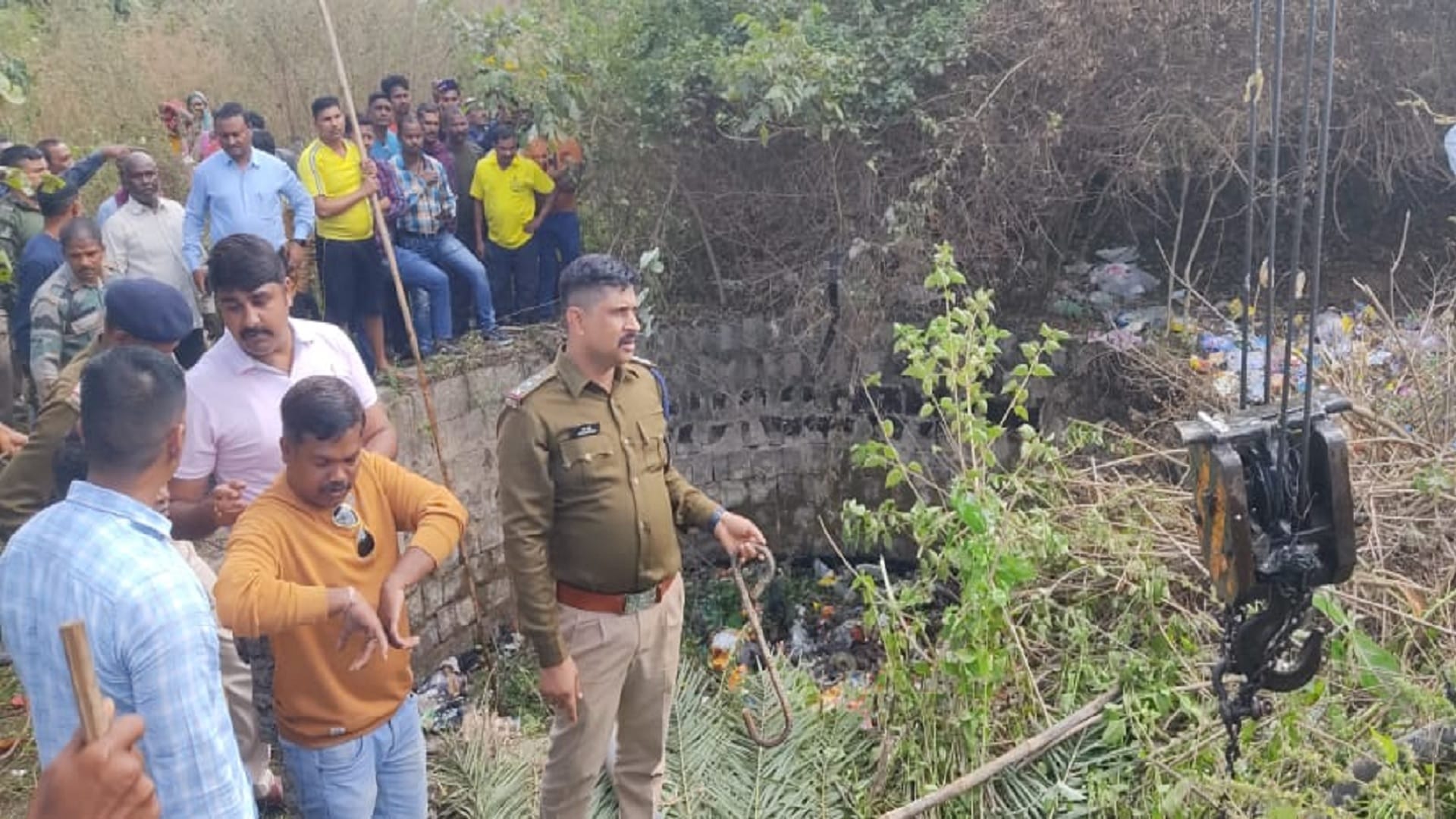 odisha tehsildar, his wife including four killed in kanker road accident