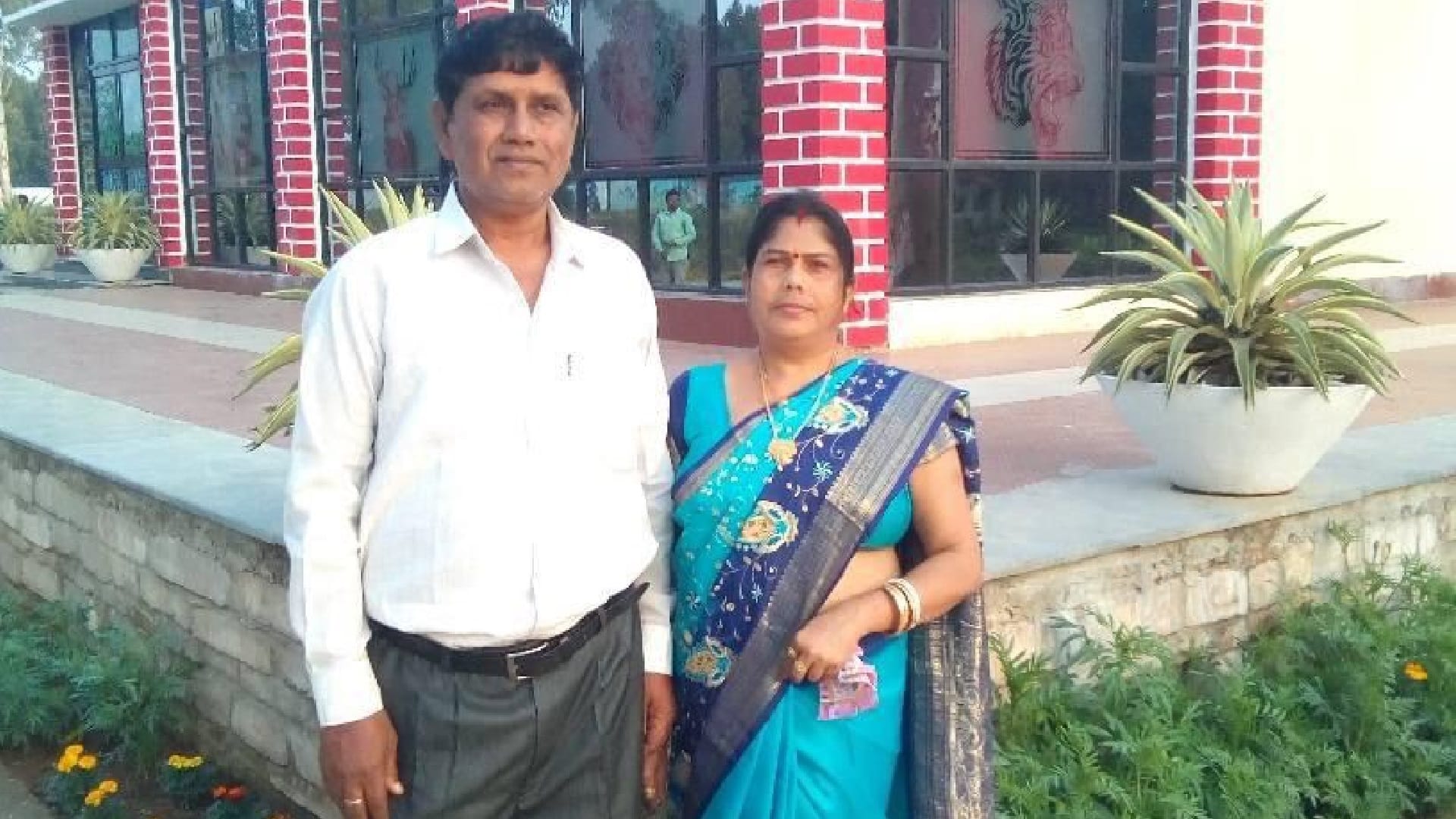 odisha tehsildar, his wife including four killed in kanker road accident