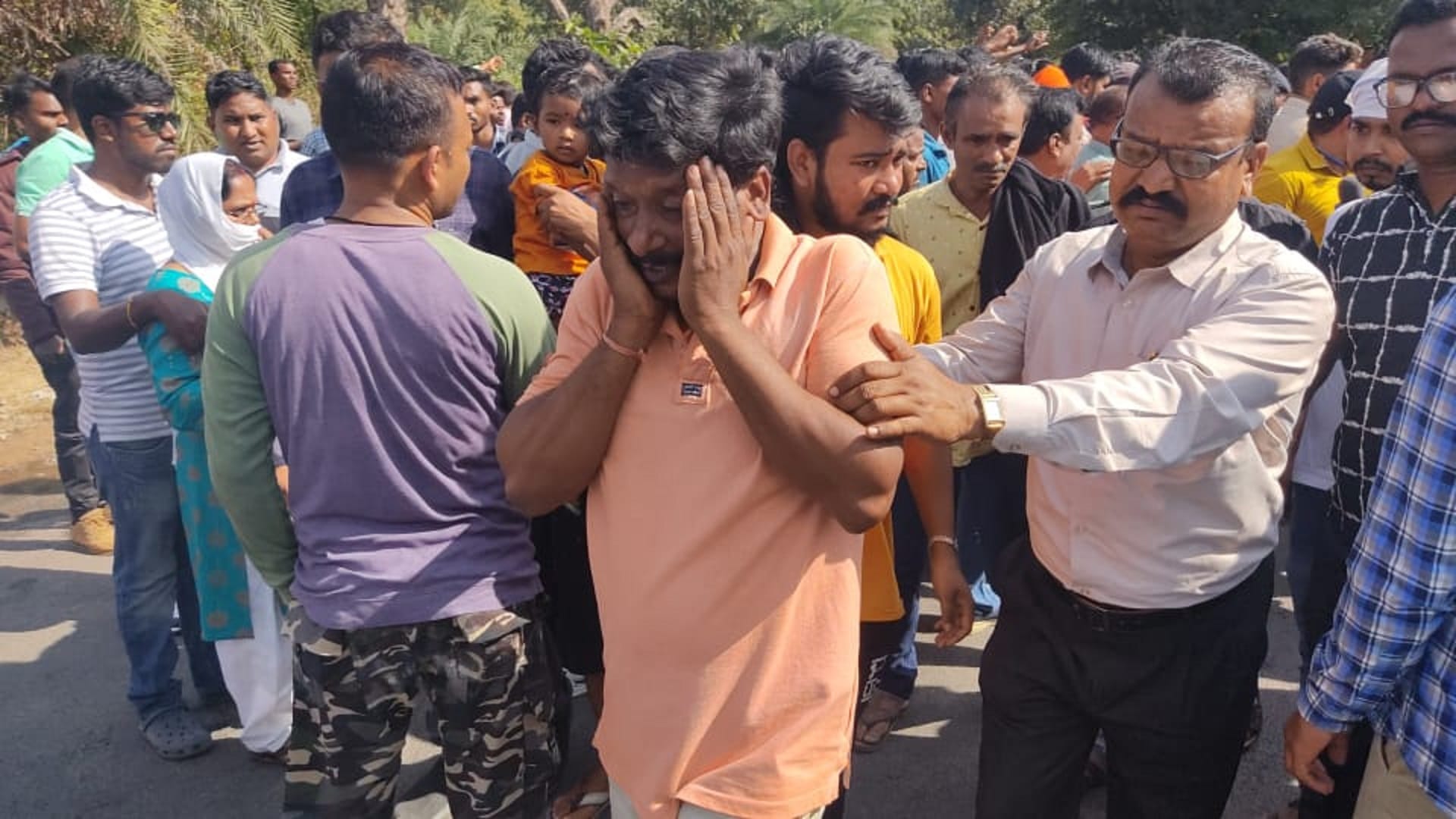 odisha tehsildar, his wife including four killed in kanker road accident