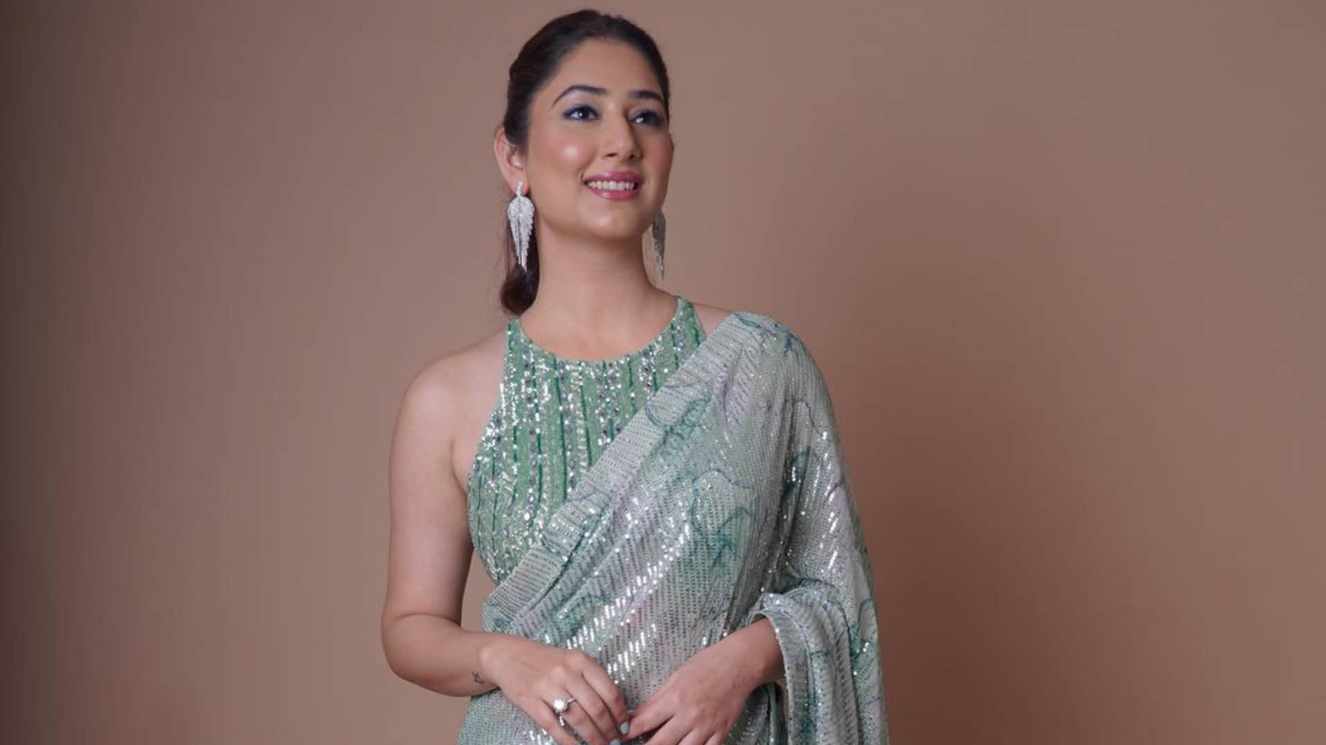 disha parmar looks ethereal in ita awards 2022 wearing saree